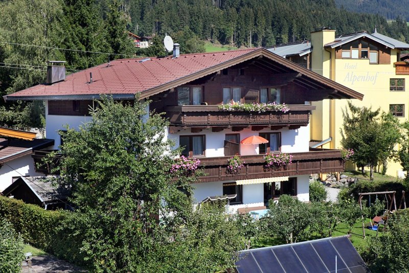 01brixen-im-thale-appartement-hannes-hausansicht-sommer