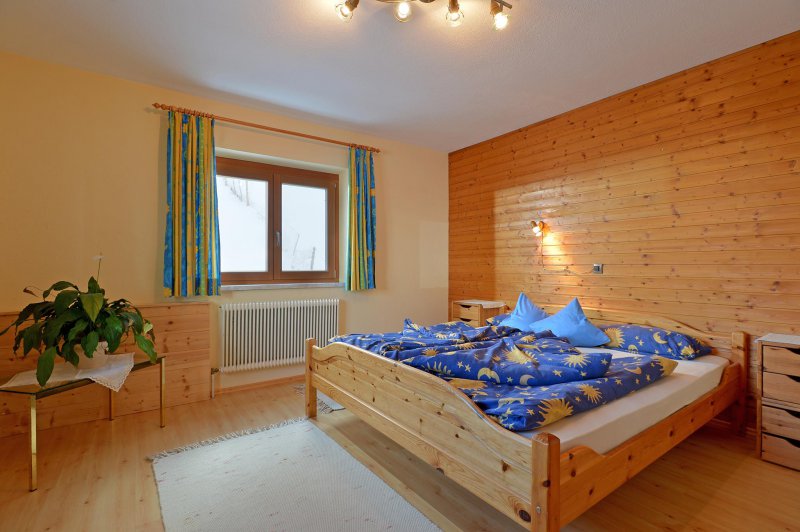 011-ferienwohnung-vordertagleiten-salvenberg-3-soell-familie-hoerl-schlafzimmer1-large