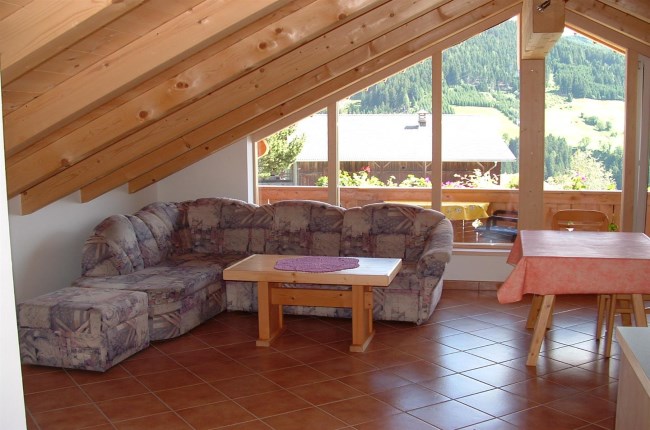 haus-oberascher-morgensonne-sofa