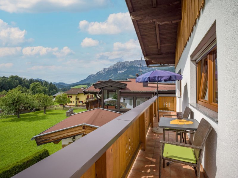 haus-alpina-am-steinerner-tisch-ellmau-08-2021-appartement-nachmittagssonne-balkon