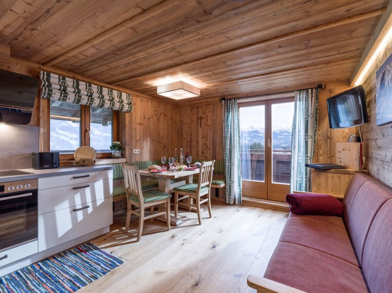 bauernhof-moosen-grafenweg-hopfgarten-12-2020-ferienwohnung-hohe-salve-wohnkueche-4mp