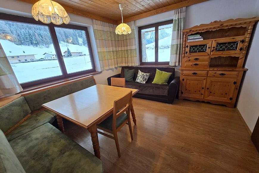 ferienwohnung-strickner-wohnraum-ecktisch