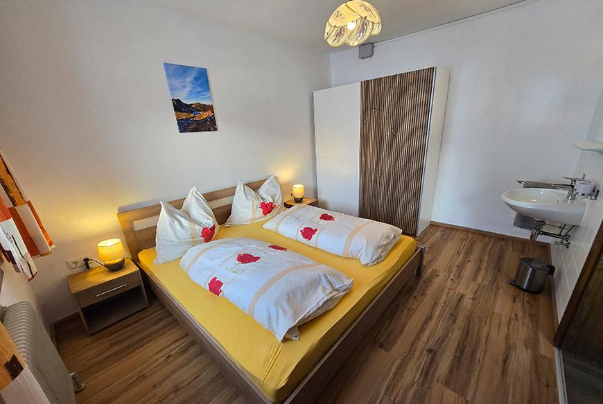 schlafzimmer-ferienwohnung-strickner