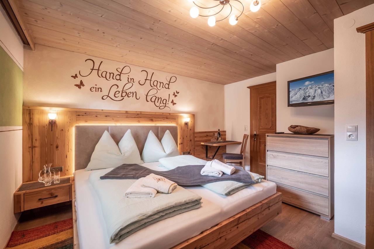 haus-taxacher-haslach-44-zell-06-2019-appartement-ines-schlafzimmer