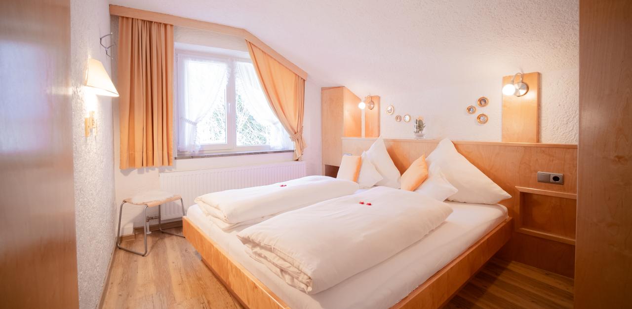 fo-rsterha-usl-app-karwendel-schlafzimmer