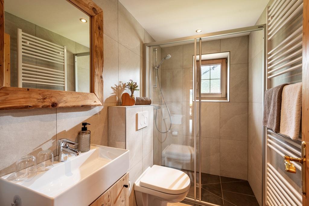gaestehaus-moser-kirchweg-14-uderns-badezimmer-1