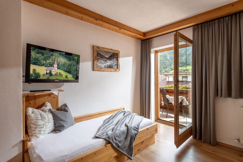 gaestehaus-moser-kirchweg-14-uderns-schlafzimmer-1