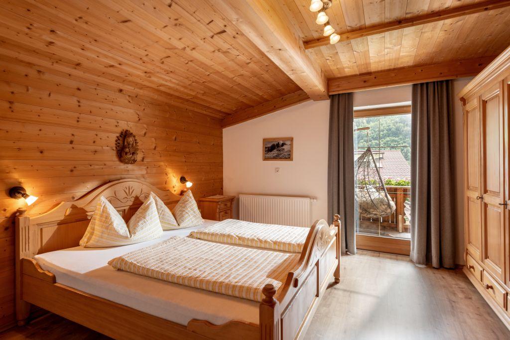 gaestehaus-moser-kirchweg-14-uderns-schlafzimmer-2