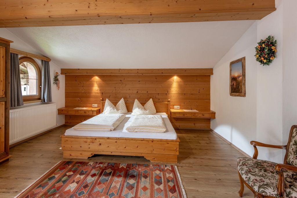 gaestehaus-moser-kirchweg-14-uderns-schlafzimmer-3