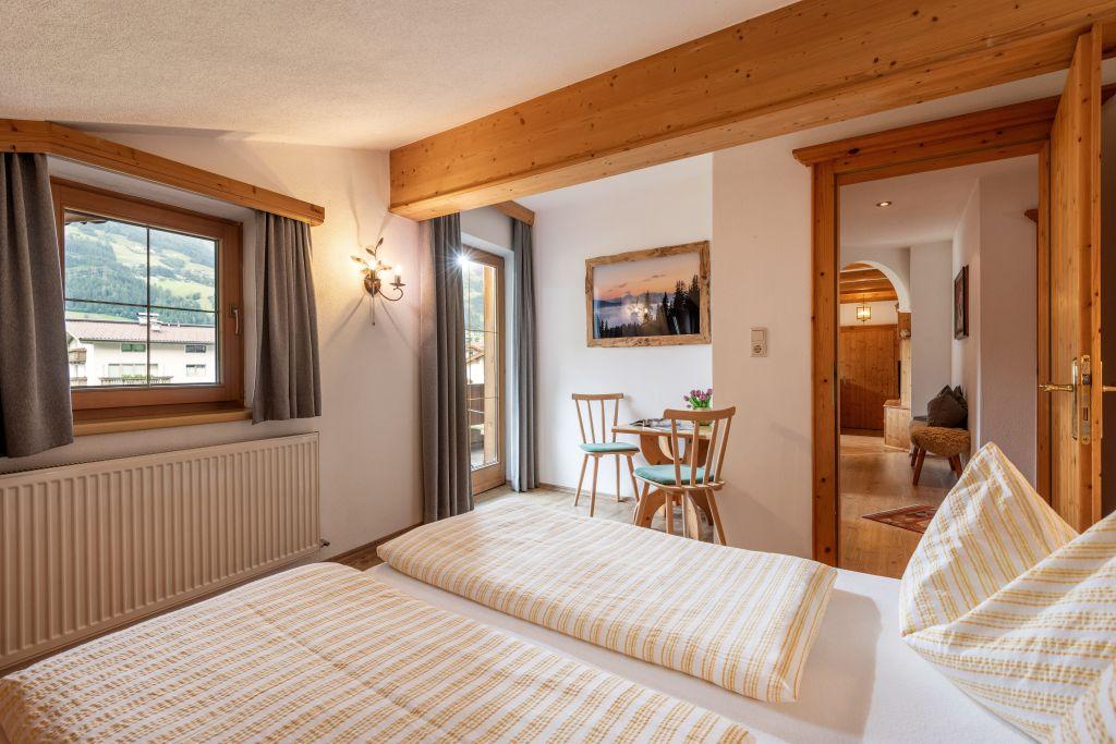 gaestehaus-moser-kirchweg-14-uderns-schlafzimmer-4