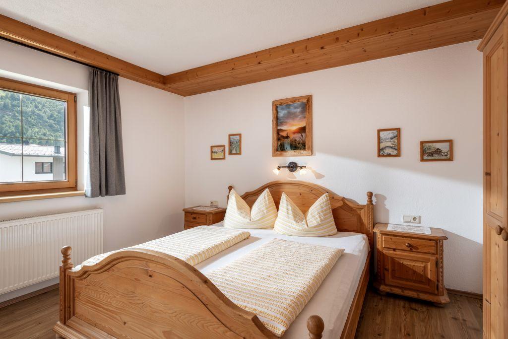 gaestehaus-moser-kirchweg-14-uderns-schlafzimmer