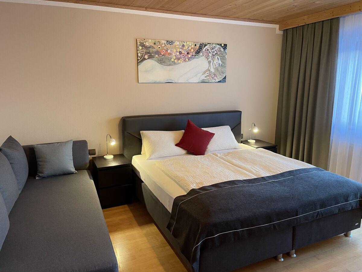 box-springbett-mit-zusatzbett-und-balkon-im-erdgeschoss