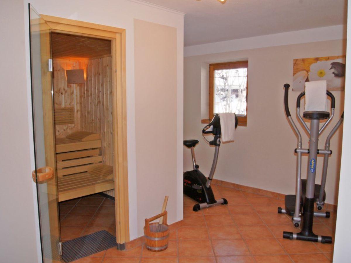 finnische-sauna-mit-fitnessgeraeten