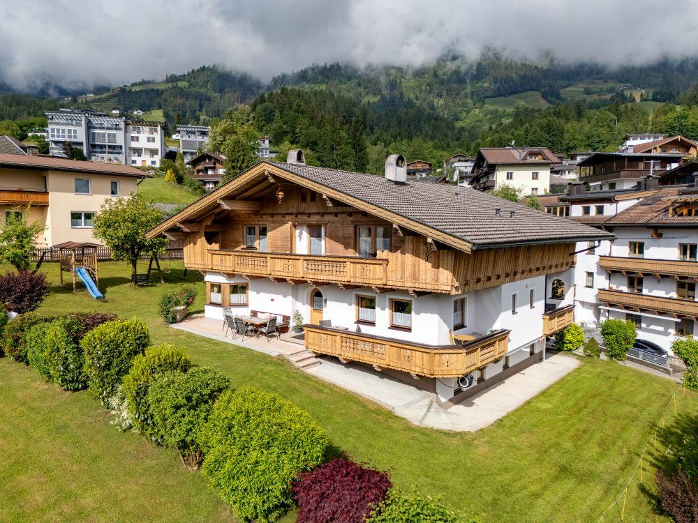 landhaus-maria-nagerlgasse-15-fuegen-haus-aussen-drohne-1