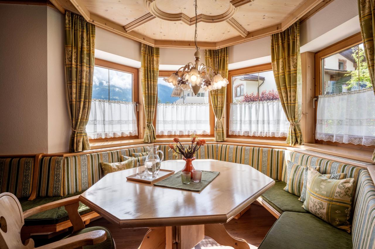 landhaus-maria-nagerlgasse-15-fuegen-stube-tisch