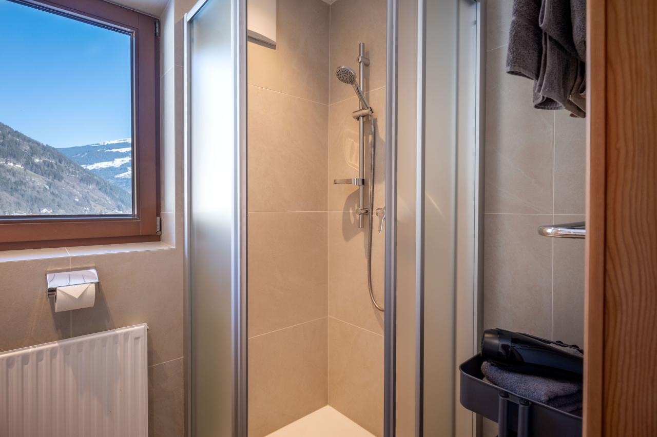 haus-alpensonne-zellbergeben-89-zellberg-01-2026-zimmer-dorfblick-badezimmer-1
