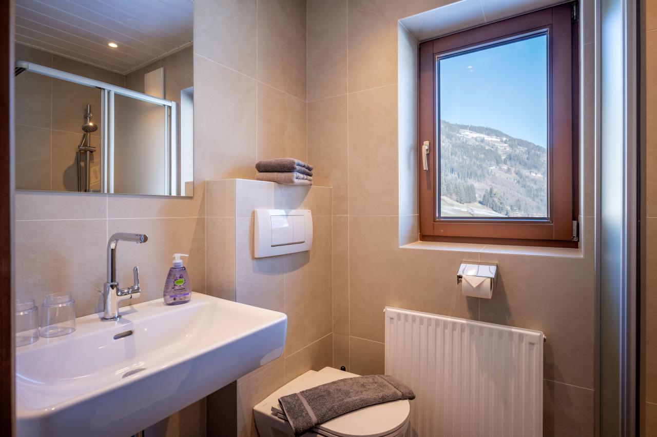 haus-alpensonne-zellbergeben-89-zellberg-01-2026-zimmer-dorfblick-badezimmer