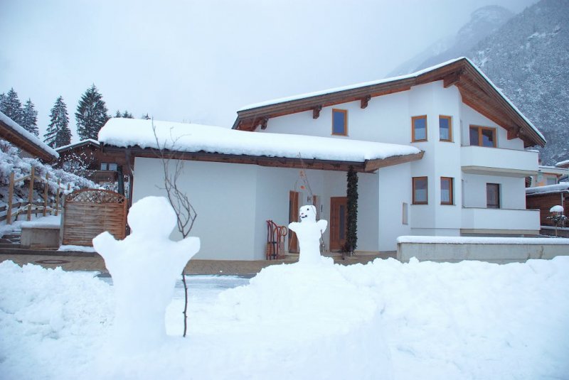 03apartment-tirol-winteransicht-mit-schneemann