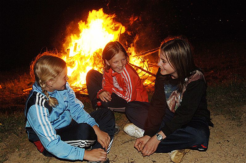 kam-001217-kinder-am-lagerfeuer-foto-fotowerk-nusser-aichner