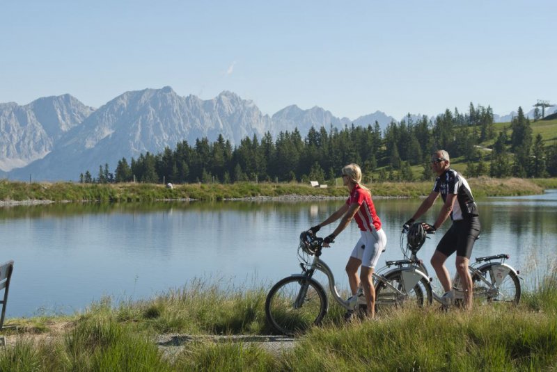 kam-002541-e-bike-fahrer-entlang-des-jochstubnsee-kitzbueheler-alpen-fotograf-kurt-tropper