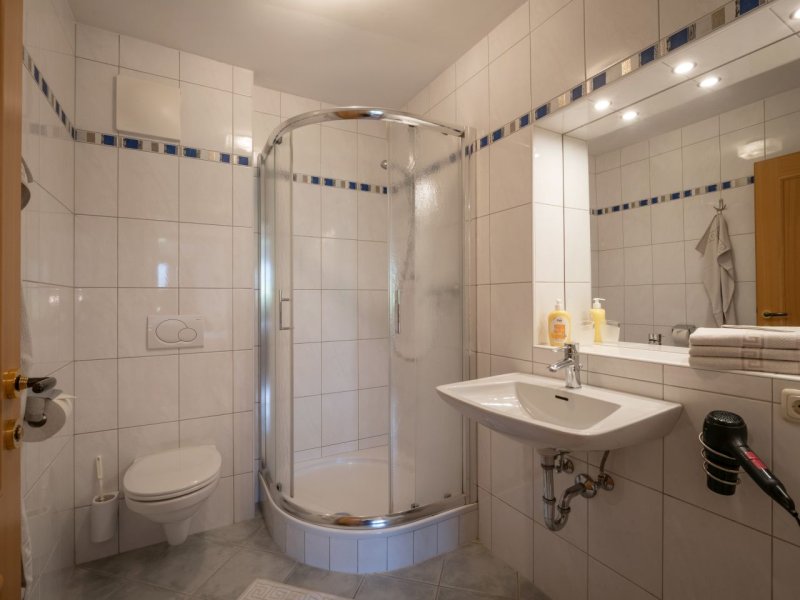 ferienhaus-flatscher-dorfstrasse-25-waidring-badezimmer-probe