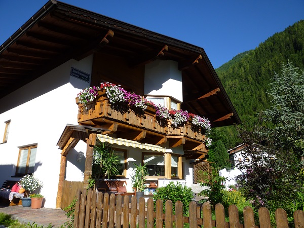 haus-bellis-blumen-balkon