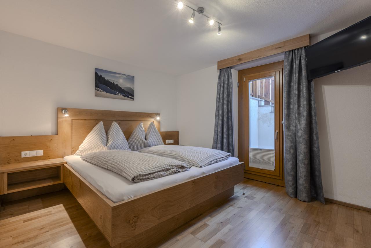 11tirol-gebhard-schlafzimmer-ug-zugang-terrasse