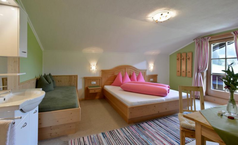 obertann-hochkogler-jun-sebastian-tannerweg-7-kirchberg-ferienwohnung-schlafzimmer1-07-2015