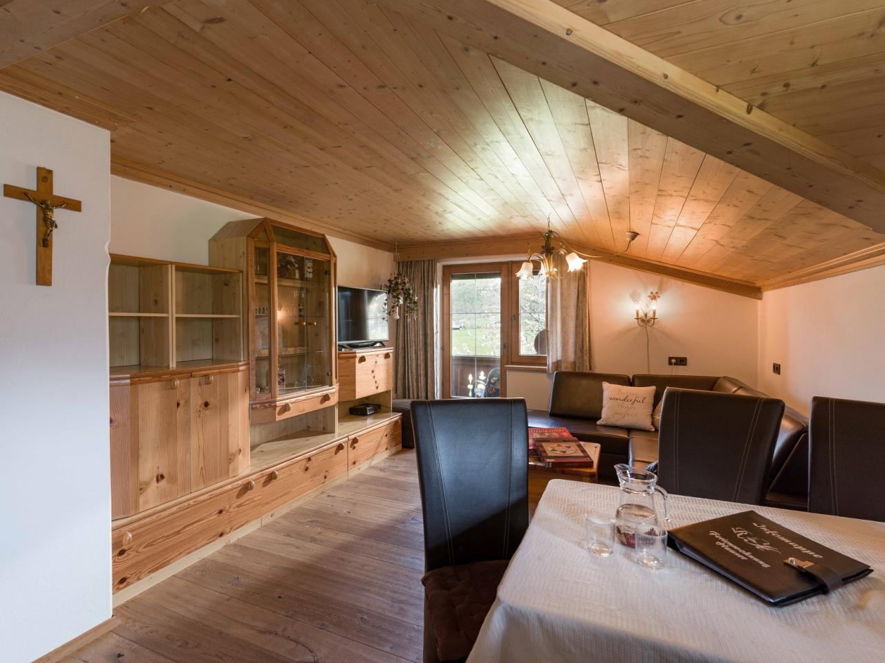 ferienwohnung-hauser-dorfstrasse-93-aschau-04-2020-wohnzimmer