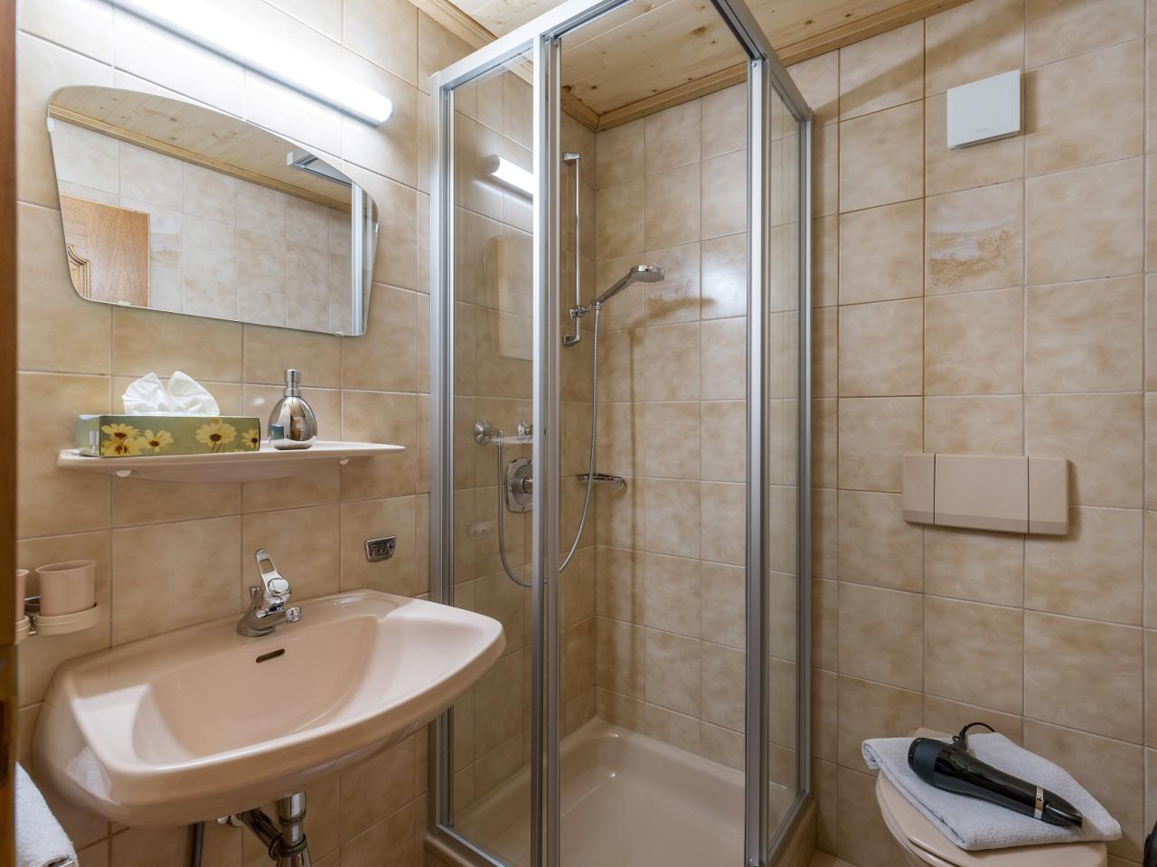 ferienwohnung-hauser-dorfstrasse-93-aschau-09-2021-appartement-viktoria-badezimmer