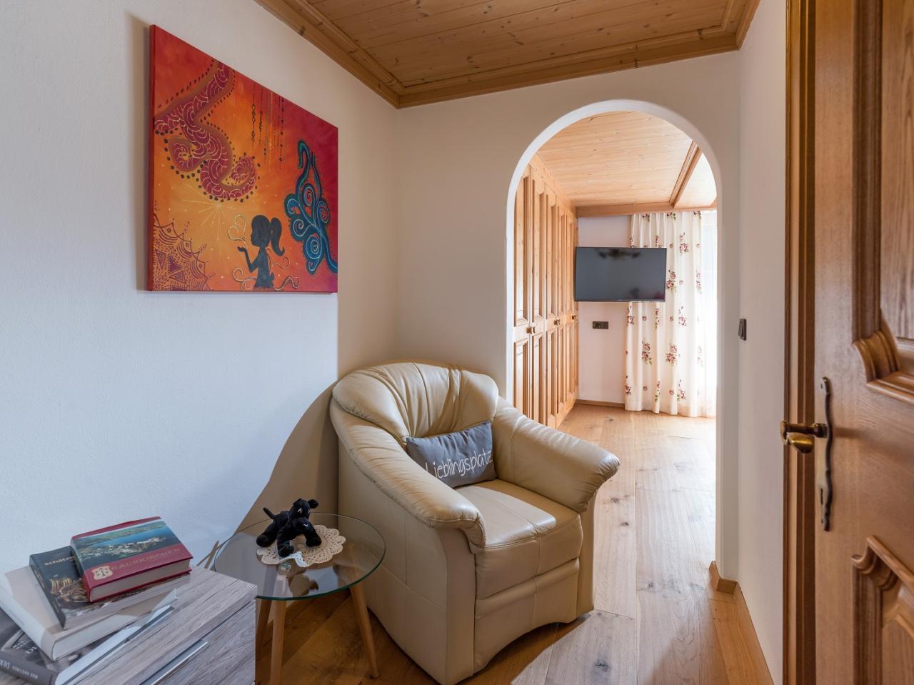 ferienwohnung-hauser-dorfstrasse-93-aschau-09-2021-appartement-viktoria-vorraum-schlafzimmer