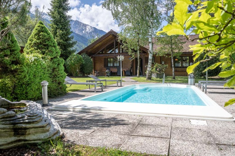 chalet-aussenansicht-mit-pool-2