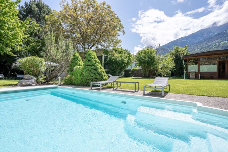 chalet-pool-mit-saunahaus