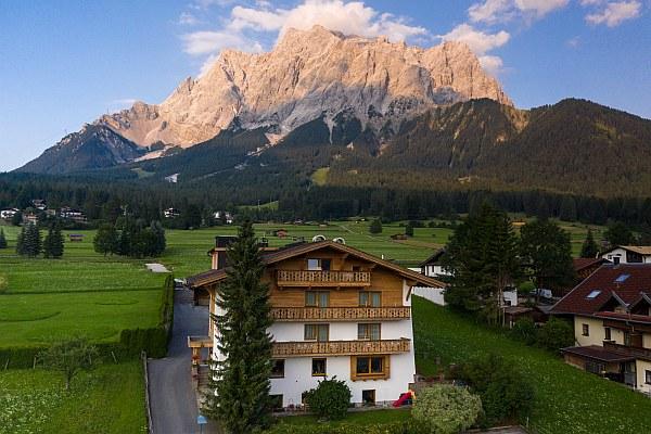 alpenstern-ehrwald-mit-zugspitze