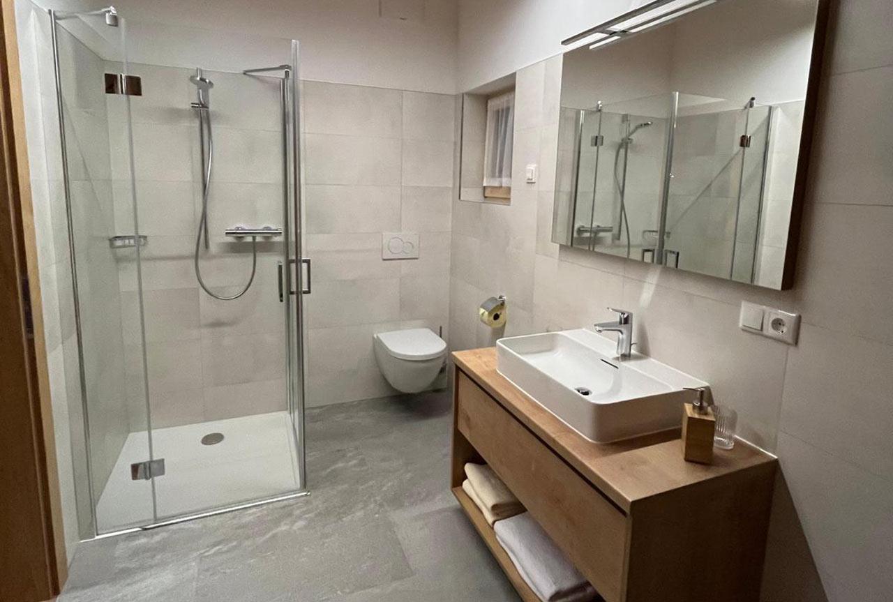 badezimmer-dolomitenblick-gstinighof-ainet