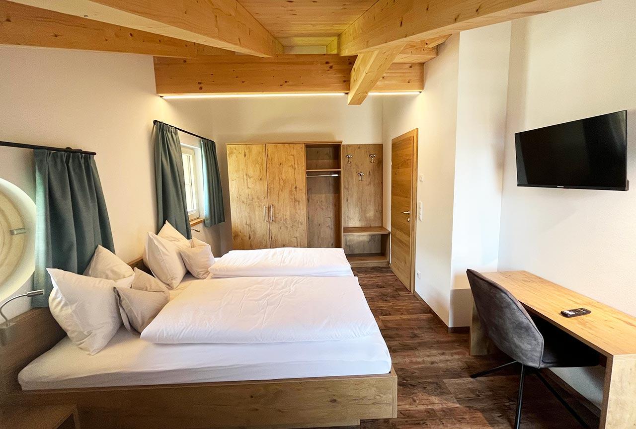 schlafzimmer-dolomitenblick-gstinighof-ainet
