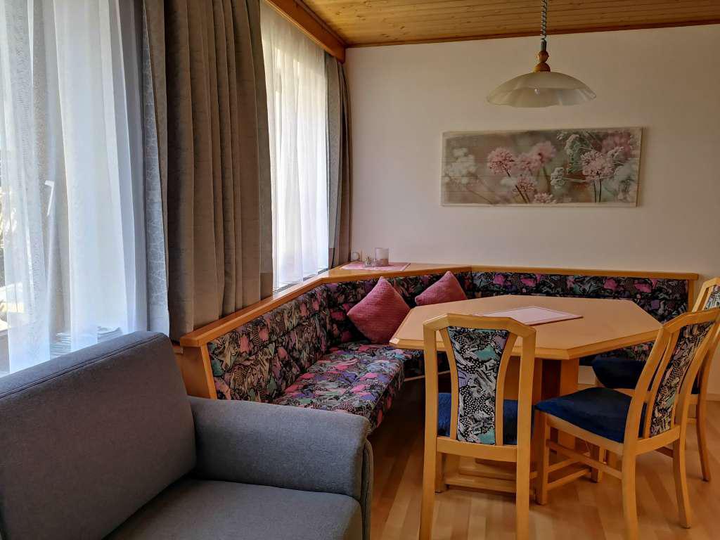 sitzecke-maria-und-josef-po-tscher-wohnung-2
