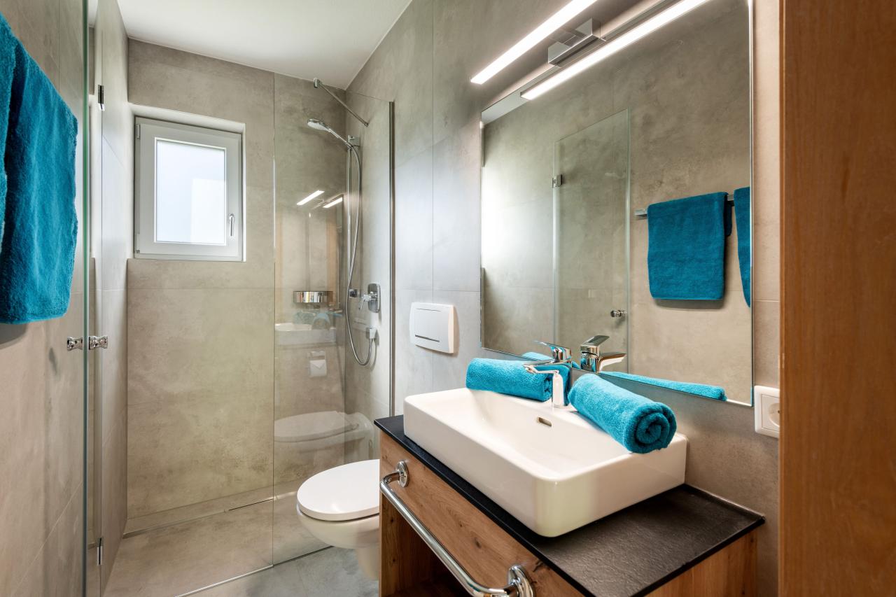 haus-andrea-caeciel-brixenbach-7-brixen-06-2025-appartement-4-gampenkogel-wohnkueche-badezimmer