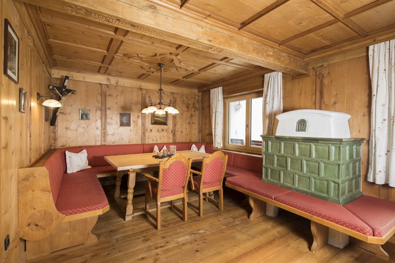 familiensuite-alpenchalet-1-wohnzimmer-2-mini